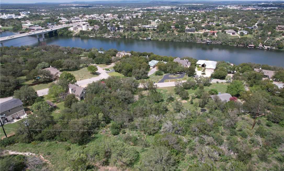 photo 2: 204 Los Escondidos Street, Marble Falls TX 78654