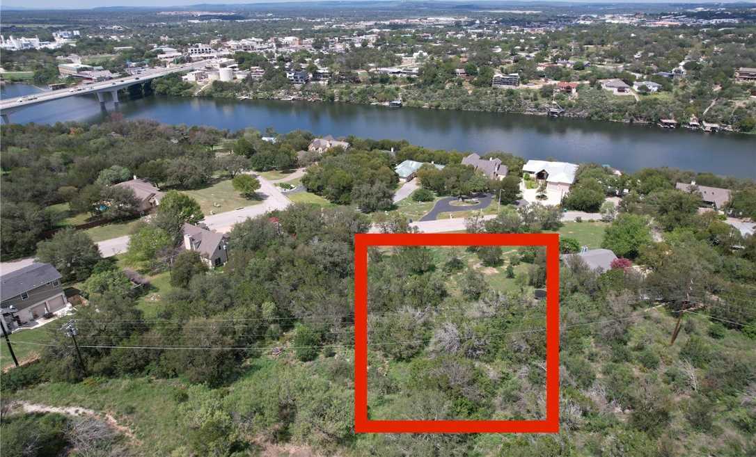 photo 3: 204 Los Escondidos Street, Marble Falls TX 78654