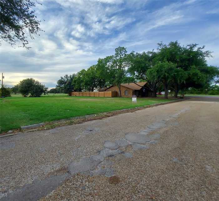 photo 2: 1606 Sunset Circle, Cameron TX 76520