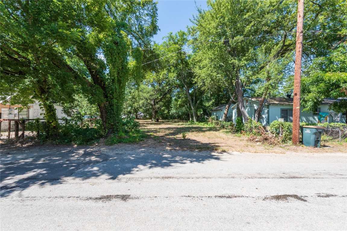 photo 2: 1110 E Crockett Street, Luling TX 78648