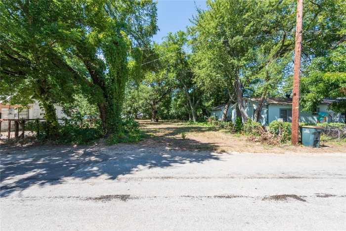 photo 2: 1110 E Crockett Street, Luling TX 78648