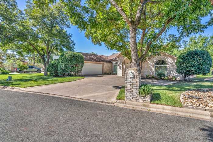 photo 2: 16 Augusta Drive, Meadowlakes TX 78654