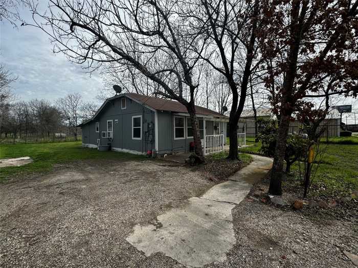 photo 2: 896 N Magnolia Avenue, Luling TX 78648