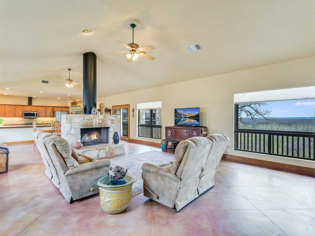 photo 3: 428 Akaloa Drive, Bastrop TX 78602