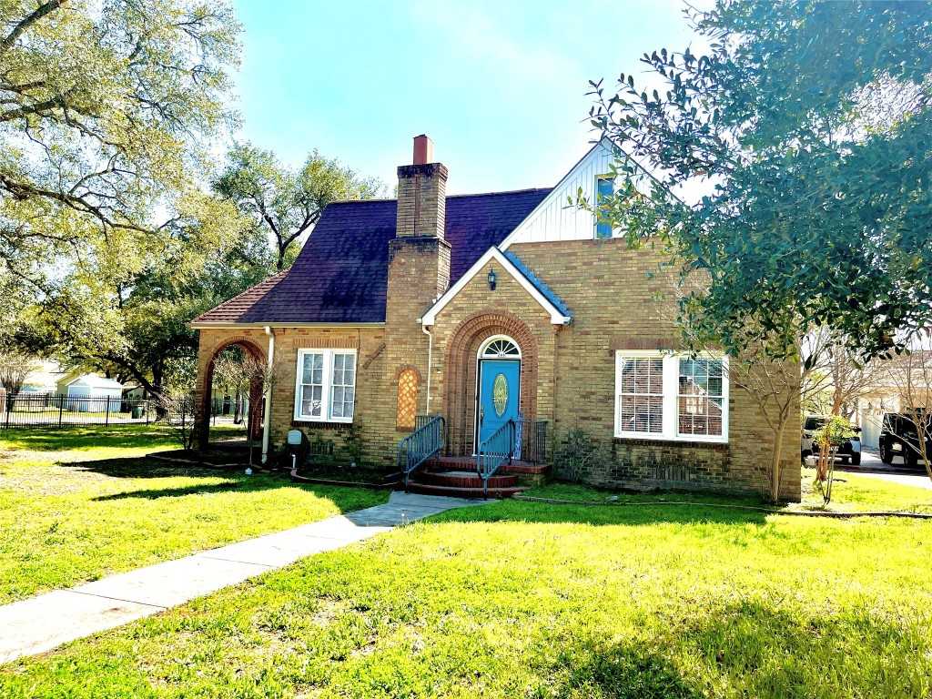 photo 1: 266 Monroe Street, Giddings TX 78942