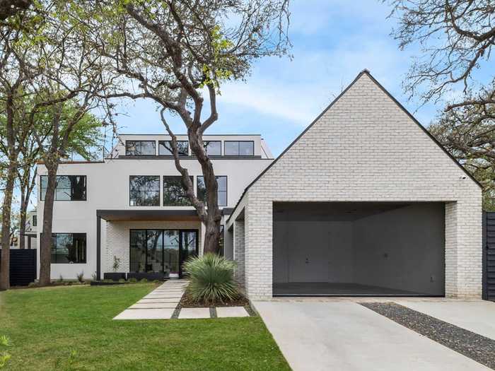 photo 1: 1102 Heritage Way, Austin TX 78703