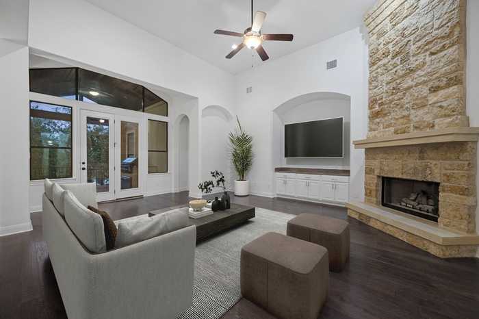 photo 2: 208 Indianwood Drive, Austin TX 78738