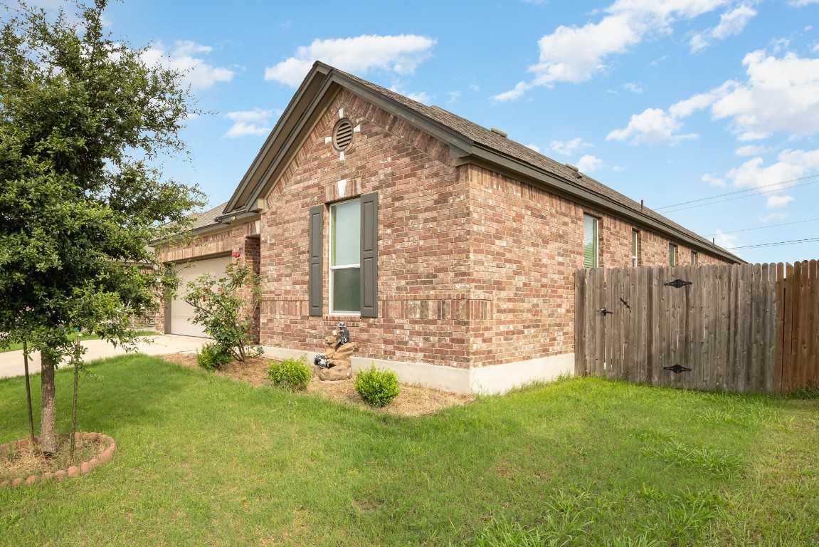 photo 2: 1016 Estes Park, Taylor TX 76574