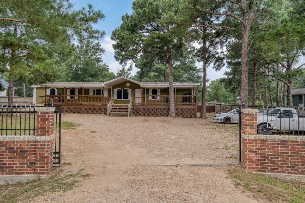 photo 2: 132 N Crestline Drive, Bastrop TX 78602