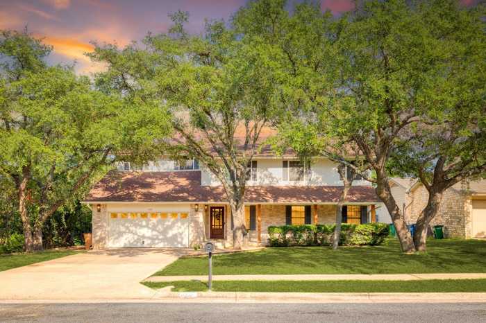 photo 2: 11401 Oak Knoll Drive, Austin TX 78759