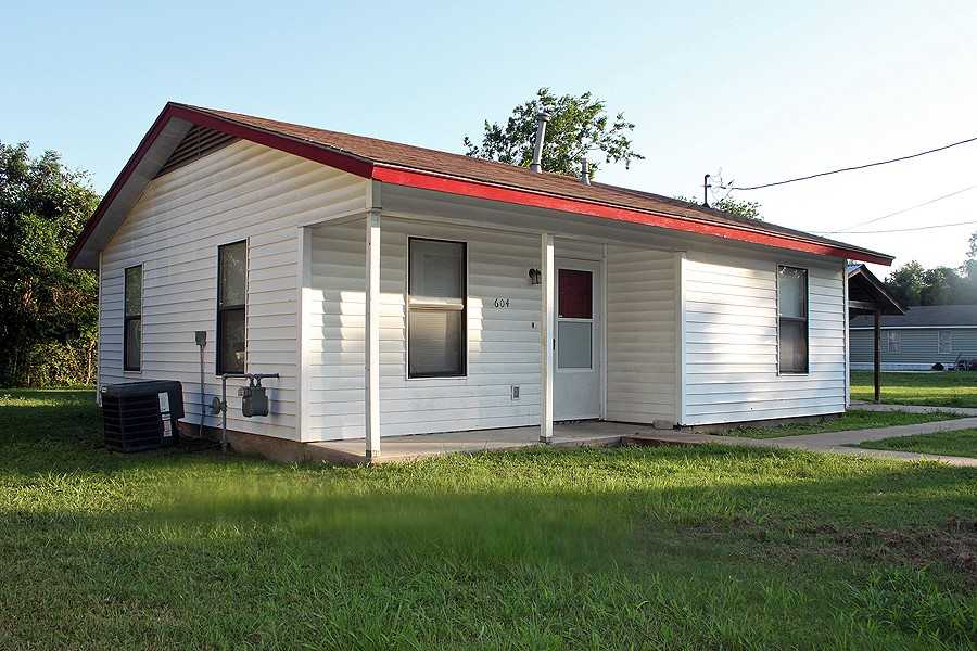 photo 3: 604 Persimmon Street, Lockhart TX 78644