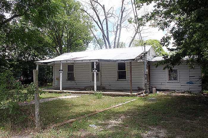 photo 2: 513 Ruddy Street, Lockhart TX 78644