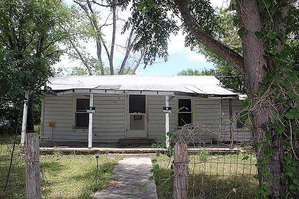 photo 3: 513 Ruddy Street, Lockhart TX 78644