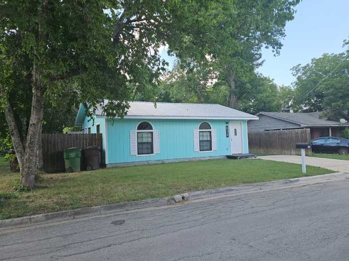 photo 2: 613 Cottonwood Street, Lockhart TX 78644