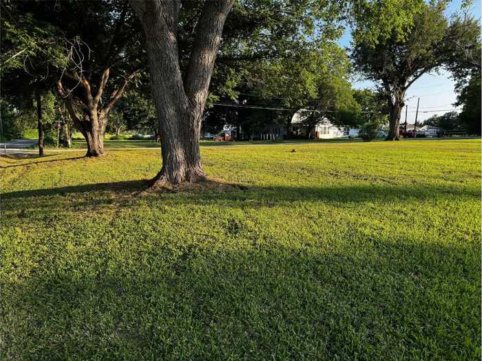 photo 2: 320 Douglass Street Unit 4, Lexington TX 78947