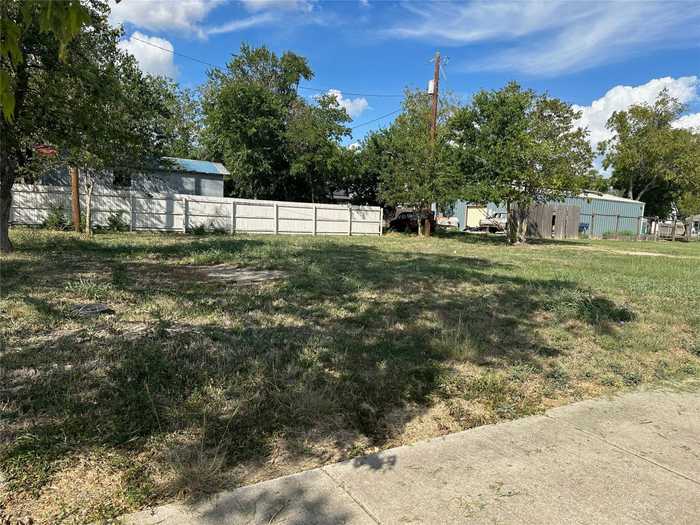 photo 2: 708 W 2nd Street, Taylor TX 76574