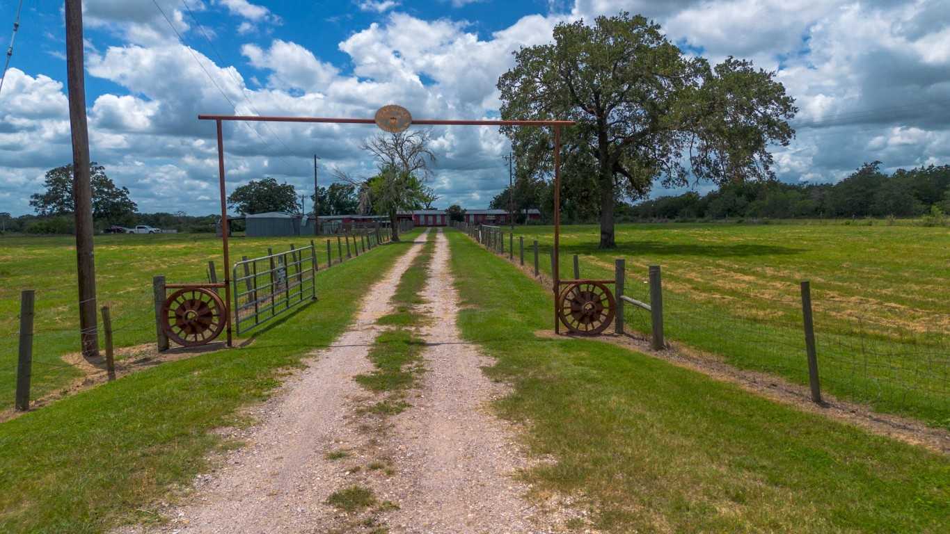 photo 2: 10516 Roy Road, Flatonia TX 78941