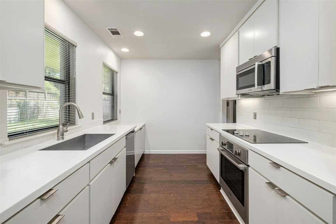 photo 2: 2802 Warren Street Unit B, Austin TX 78703