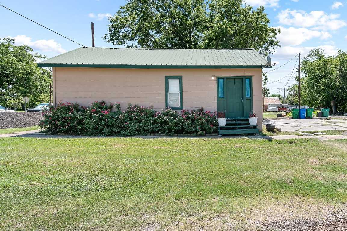 photo 1: 402 E 4th Street, Taylor TX 76574