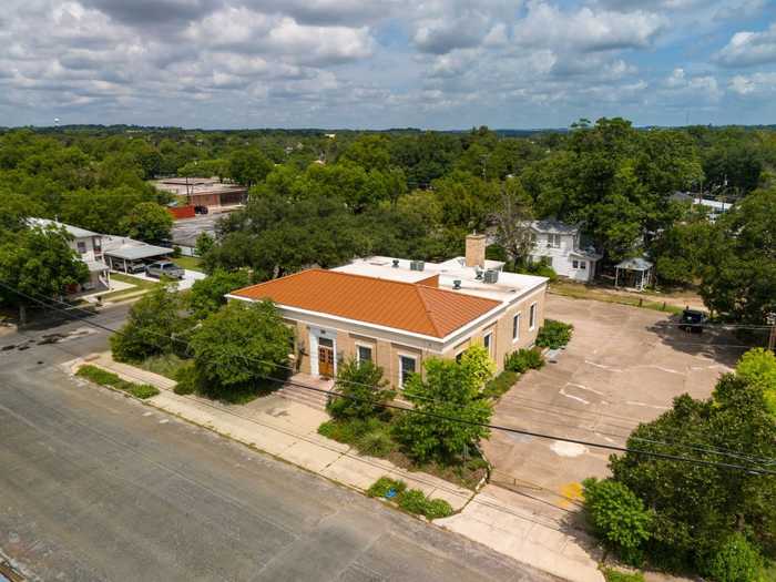 photo 1: 401 E 2nd Street, Lampasas TX 76550