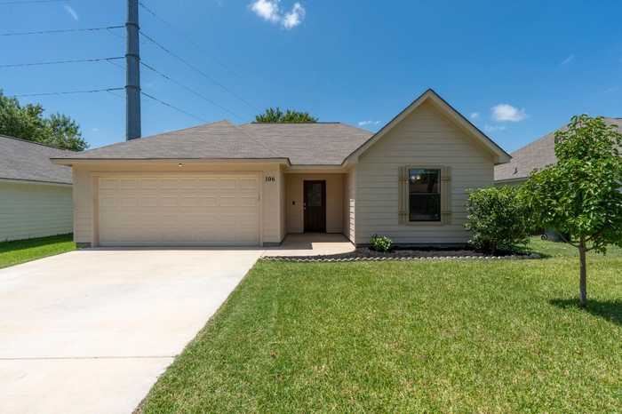 photo 1: 106 Parkview Drive, Luling TX 78648