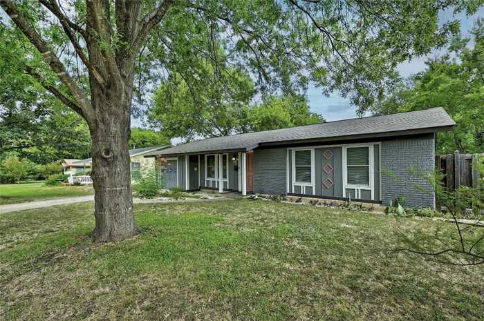 photo 2: 1500 Fairfield Drive, Austin TX 78757