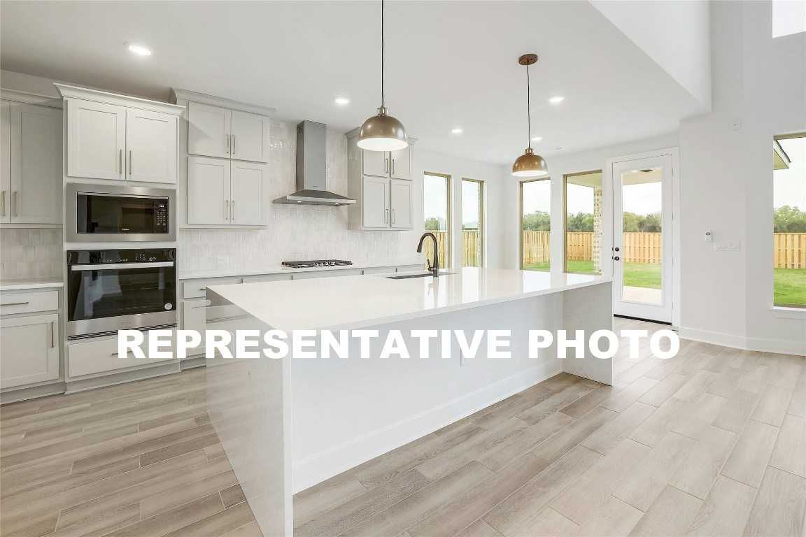 photo 2: 7620 Becasseau Drive, Austin TX 78738