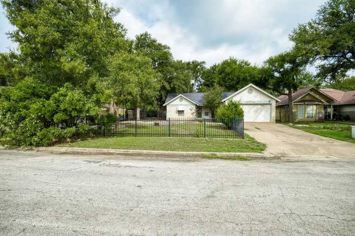 photo 2: 102 N Mockingbird Circle, Cedar Creek TX 78612