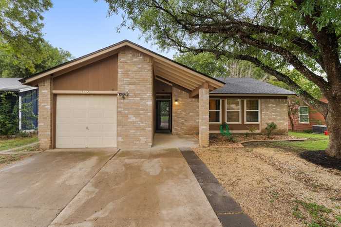 photo 2: 5002 Fontenay Drive, Austin TX 78744