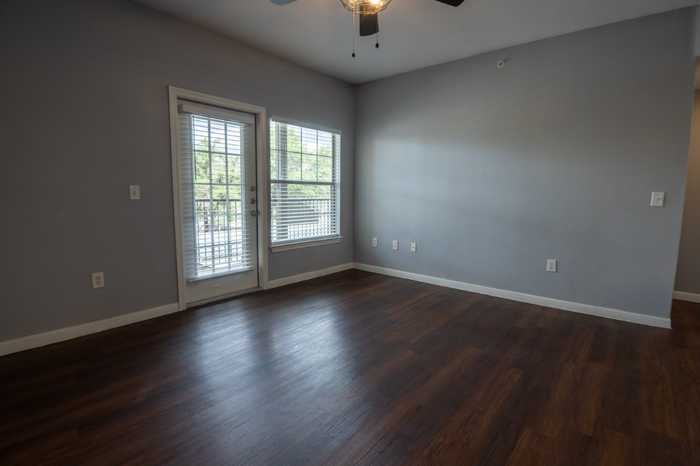 photo 2: 2320 Gracy Farms Lane Unit 821, Austin TX 78758