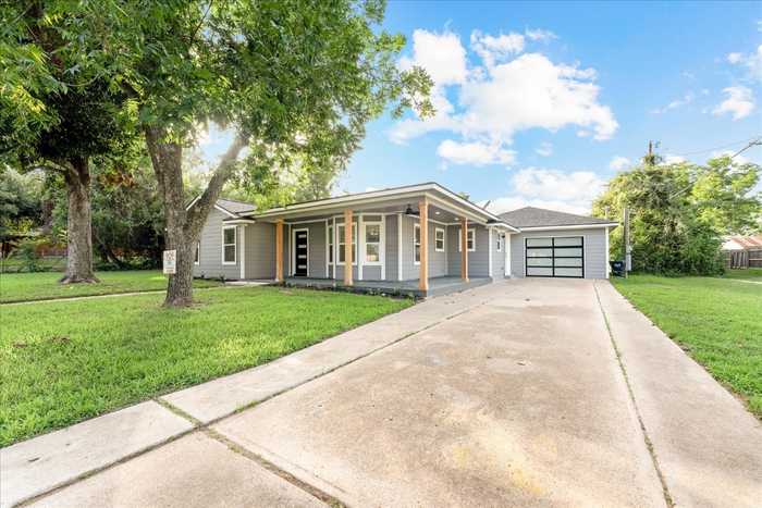 photo 2: 525 E Davilla Street, Rockdale TX 76567