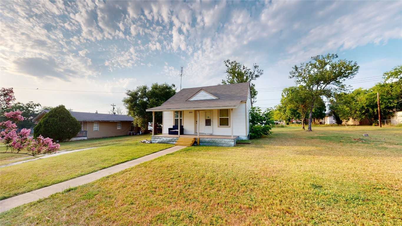 photo 1: 555 W Hempstead Street, Giddings TX 78942