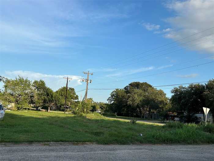 photo 2: 896 S Grimes Street, Giddings TX 78942