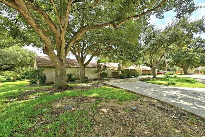 photo 2: 210 Oak Creek Circle, Luling TX 78648