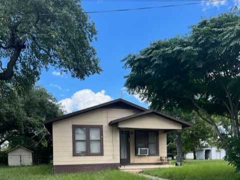 photo 1: 210 N Walnut Avenue, Luling TX 78648