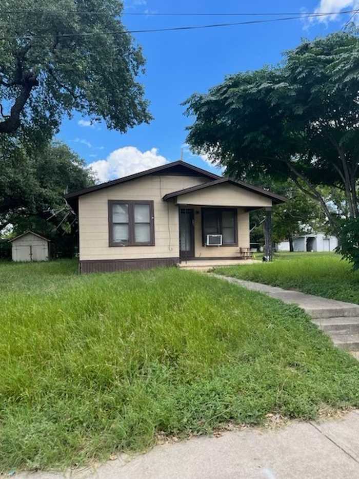 photo 2: 210 N Walnut Avenue, Luling TX 78648