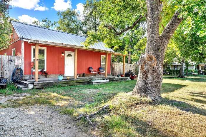 photo 1: 721 S Laurel Avenue, Luling TX 78648