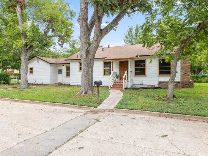 photo 2: 304 Thrall Avenue, Rockdale TX 76567