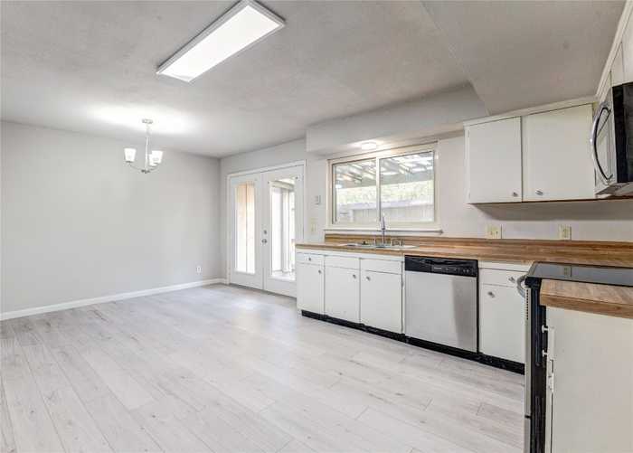 photo 2: 901 E Village Lane, Austin TX 78758