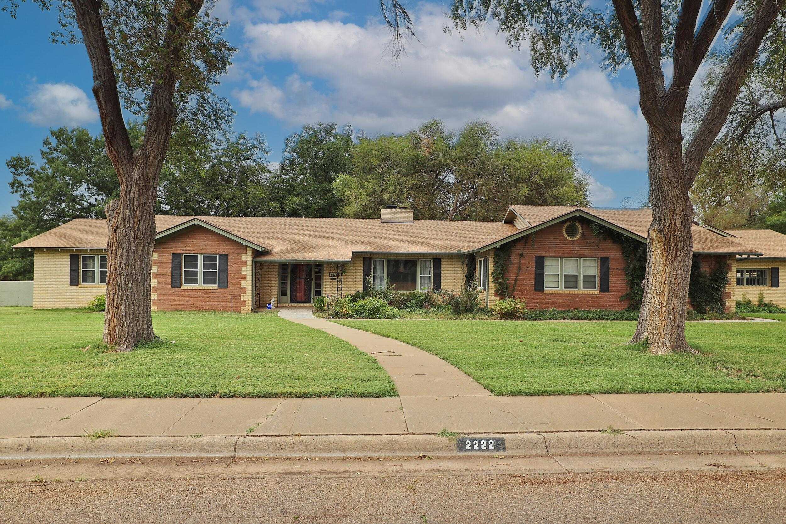 photo 2: 2222 TRAVIS Street, Amarillo TX 79109