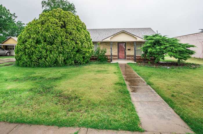 photo 1: 210 Austin Avenue, Tulia TX 79088