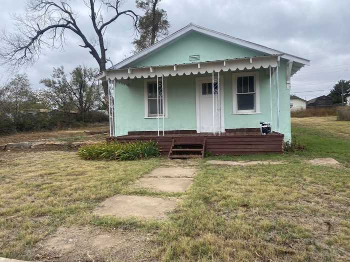 photo 2: 707 Texas Street, Shamrock TX 79096