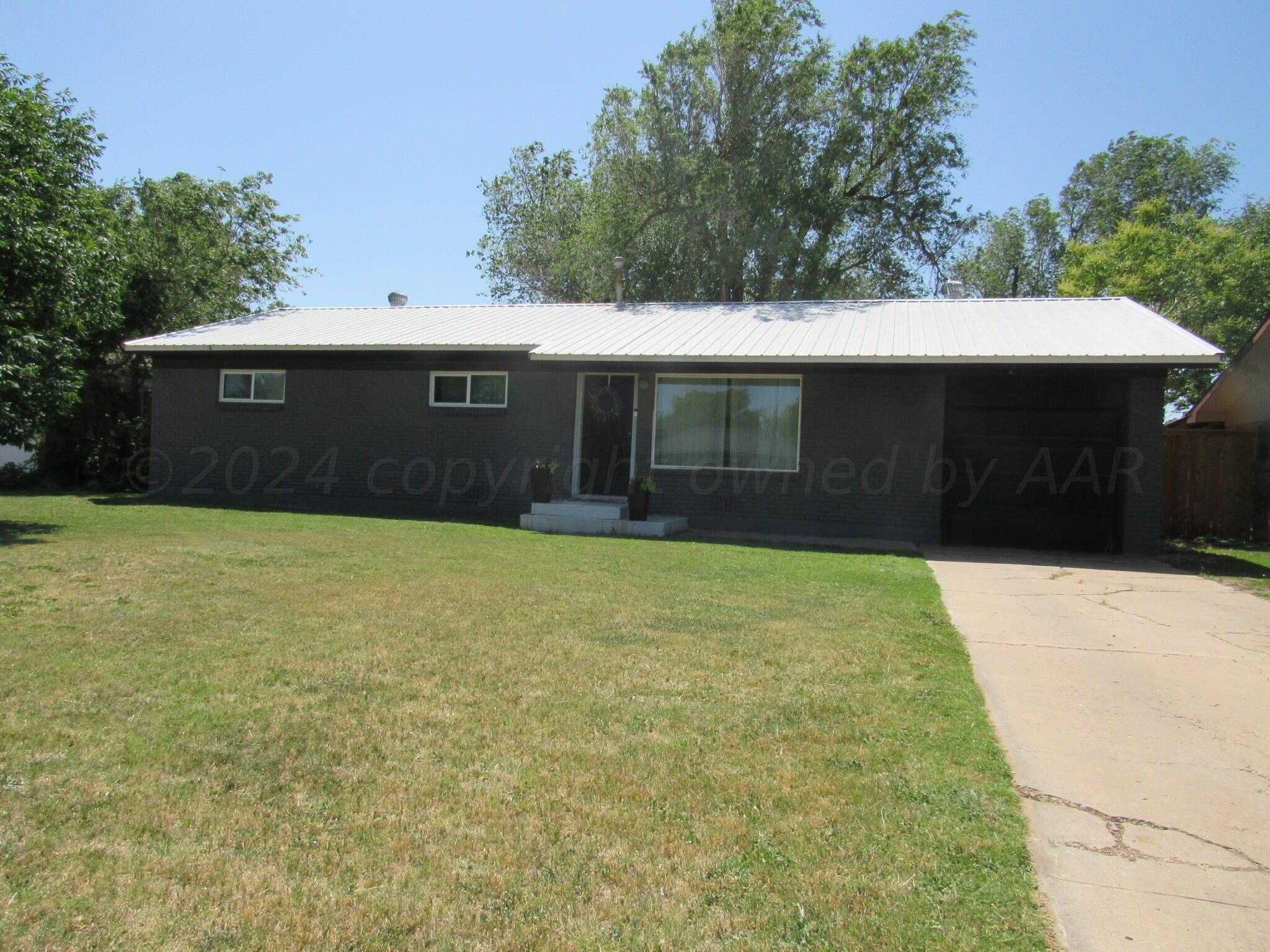 photo 1: 1010 Barkley, Spearman TX 79081