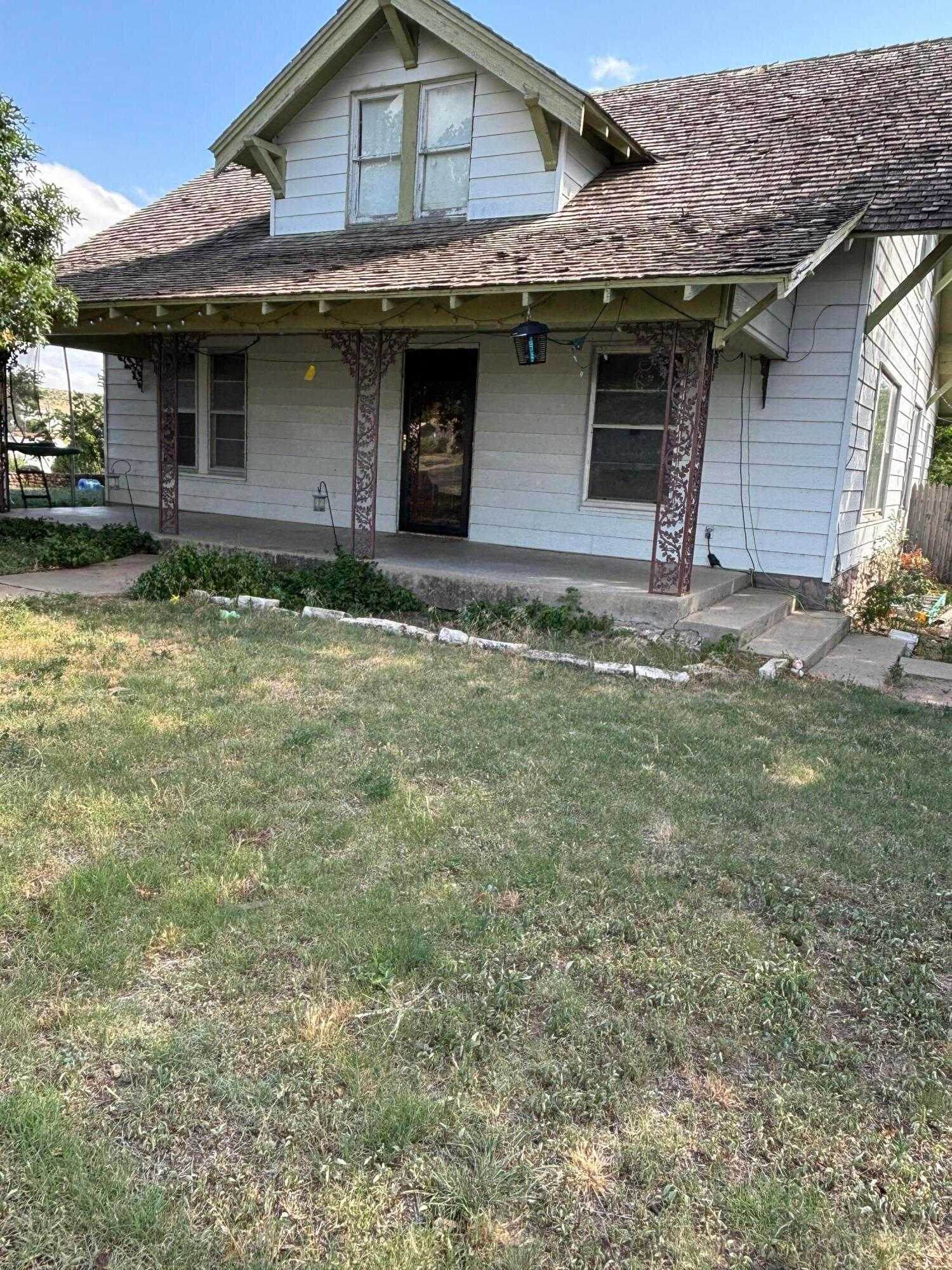 photo 2: 220 Harvey Street, Miami TX 79059