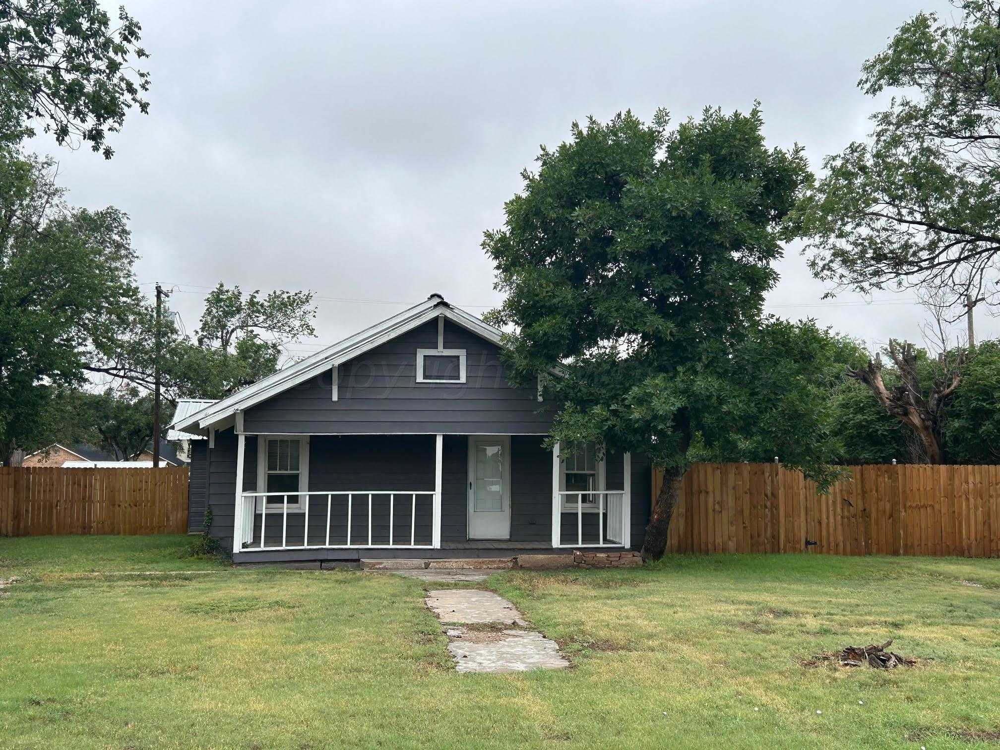 photo 1: 204 Vine Street, Claude TX 79019