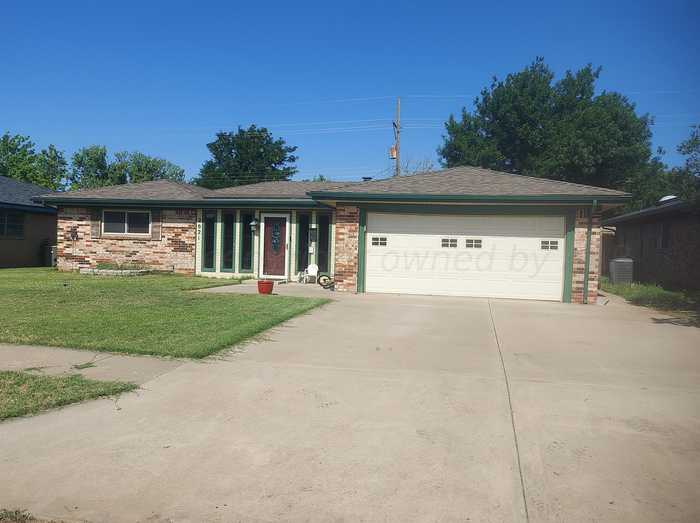 photo 1: 2621 Comanche Trail, Pampa TX 79065