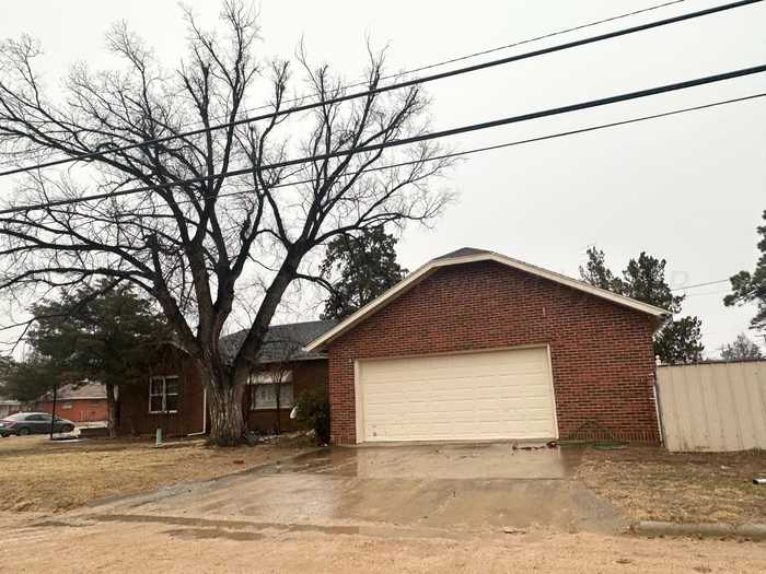 photo 1: 429 Crosby Avenue, Tulia TX 79088