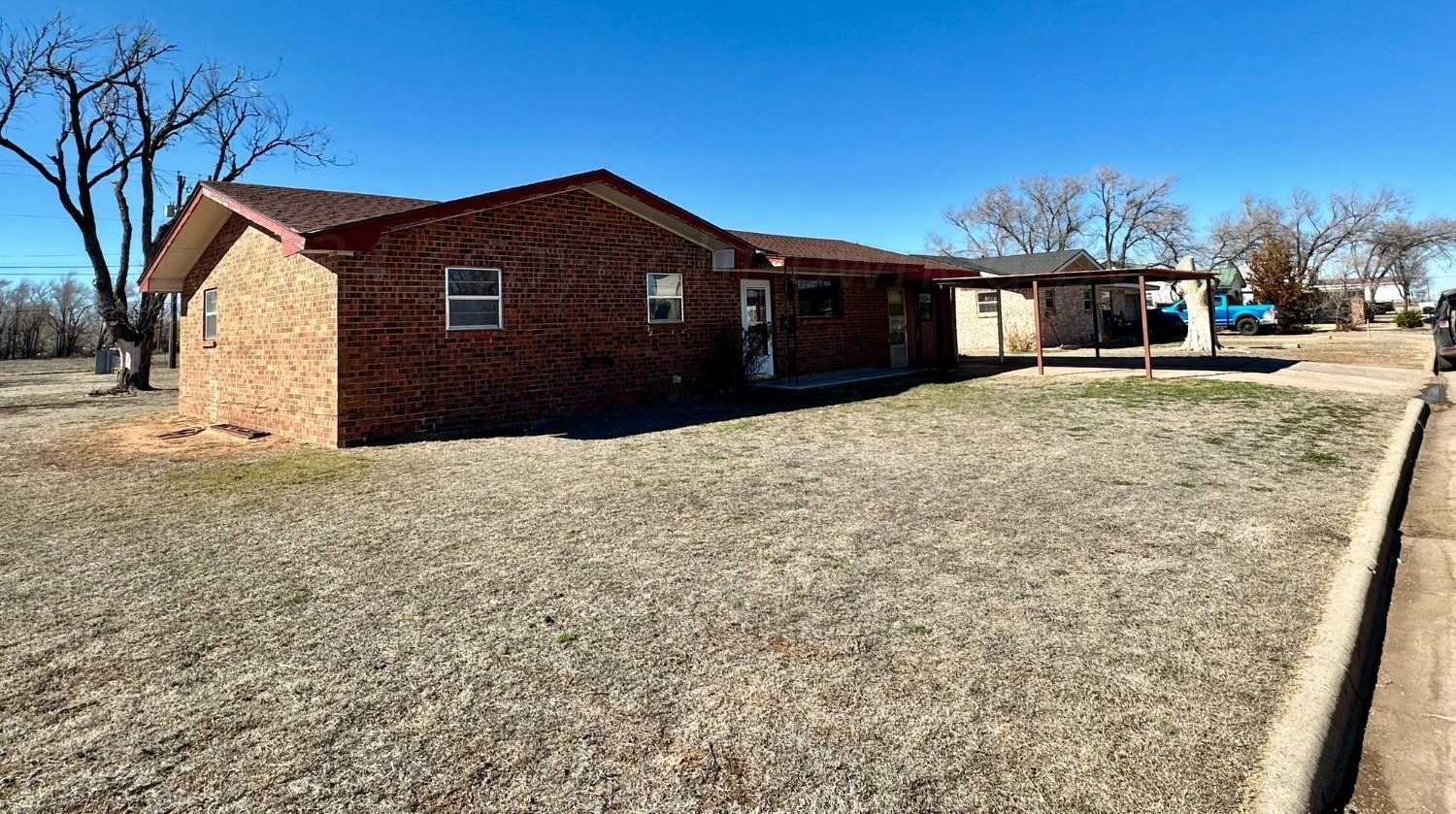 photo 1: 705 Hale Avenue, Tulia TX 79088