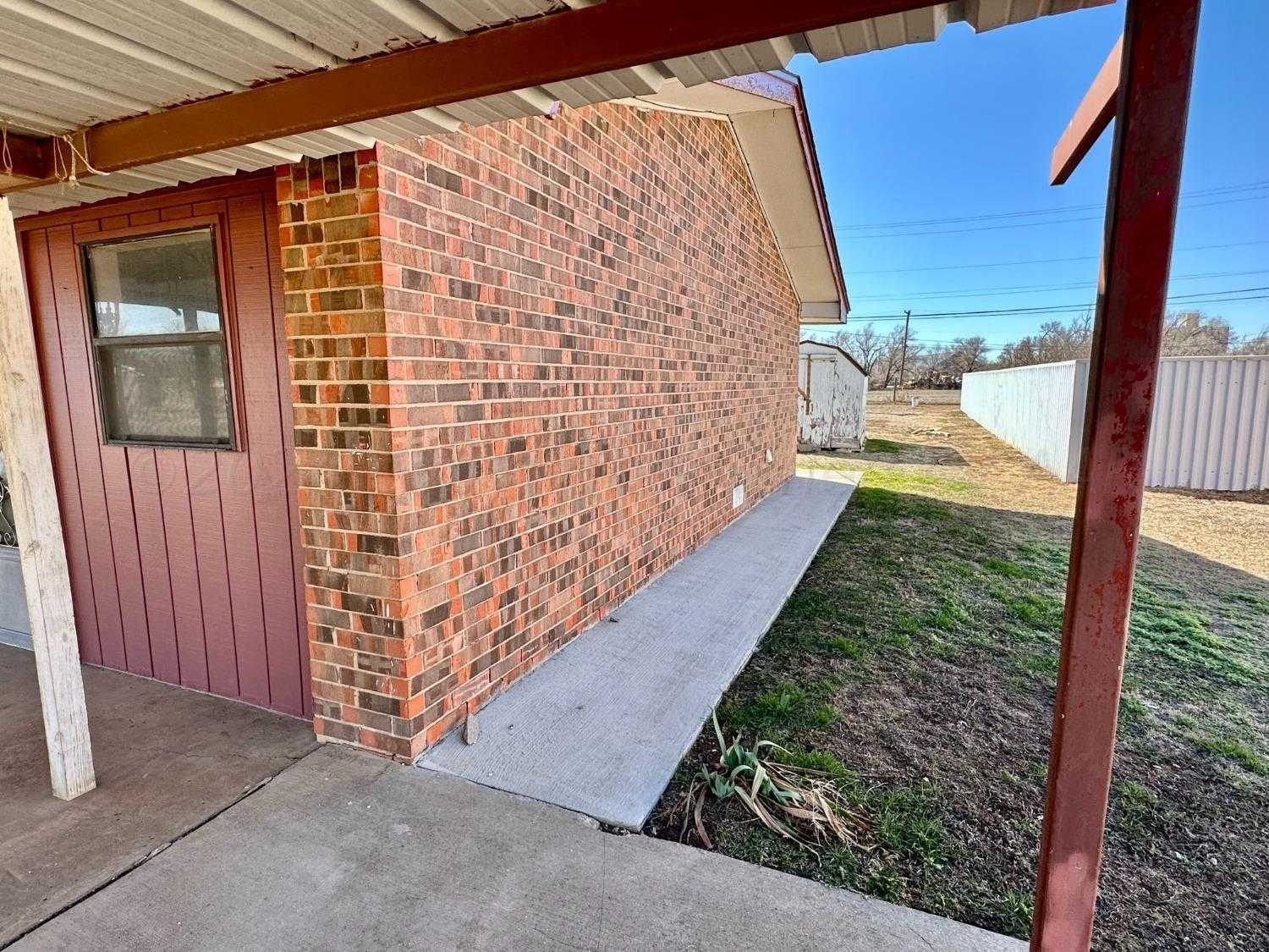 photo 3: 705 Hale Avenue, Tulia TX 79088