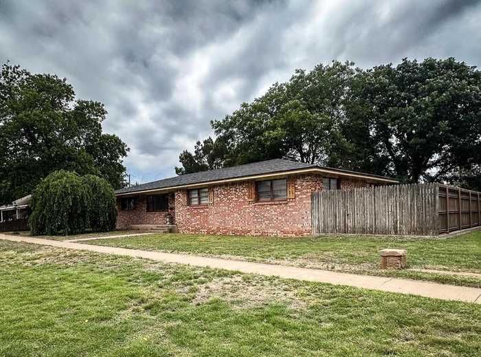 photo 2: 813 Robertson Street, Memphis TX 79245